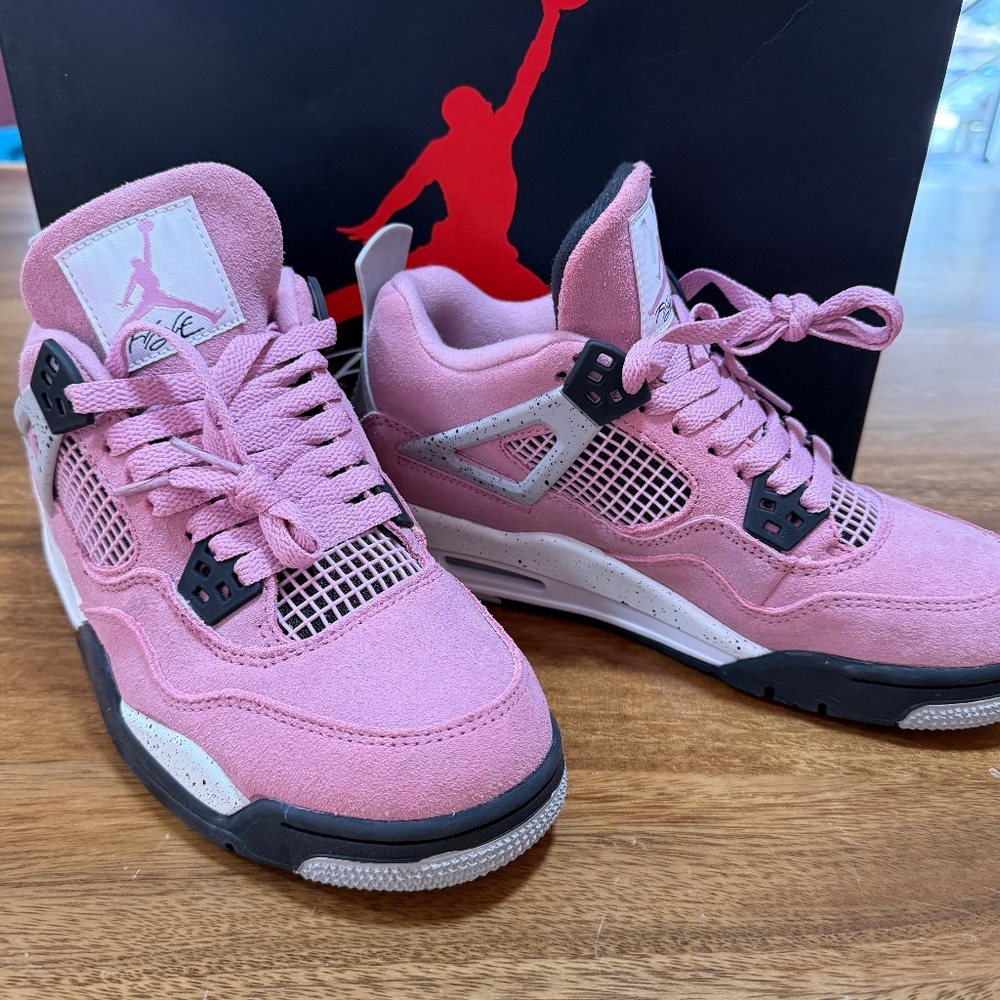 Air Jordan 4 Retro in Orchid, women’s 7, girls 5.5Y
